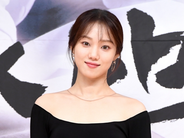 『流れ星』主演女優イ・ソンギョン、堂々とした表情とポーズで“モデル出身らしいビジュ”【PHOTO】