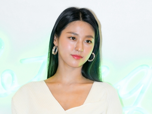 AOAソリョン、“大胆”な着こなしで披露したボディラインに反響「言葉じゃ表現できない」【PHOTO】