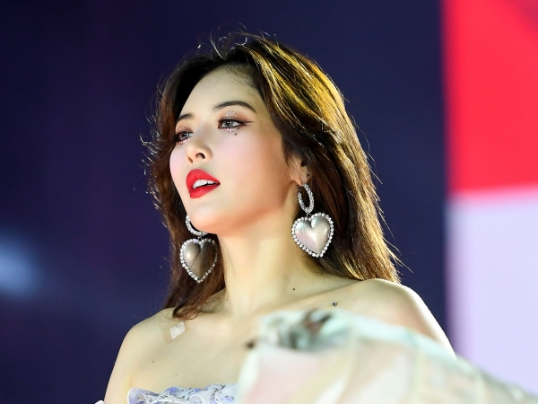 “164cm・41kg”歌手ヒョナ、真っ白な肌には大量のタトゥー！来日SHOTに「完全に天使」と反響【PHOTO】