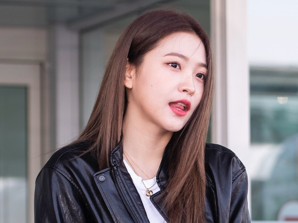 少女時代メンバーも反応！Red Velvetイェリ、“艶っぽメイク”で放つアンニュイな雰囲気「成長した…」【PHOTO】