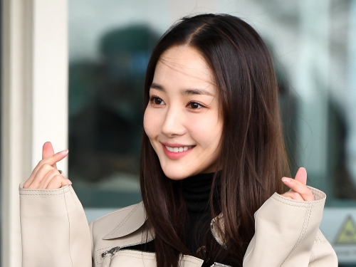 “ラブコメ女神”パク・ミニョン、引き締まったウエストあらわな「腹出しコーデ」で妖艶な魅力爆発【PHOTO】