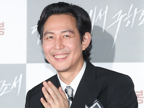 『イカゲーム』俳優が英トップモデルとの“密着”ツーショット公開、初演出作でカンヌへ【PHOTO】