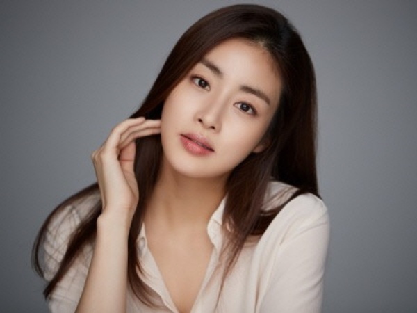 かつてヒョンビンとの熱愛が話題となった女優カン・ソラ、“大胆スリット”ドレスで全盛期を更新！【PHOTO】