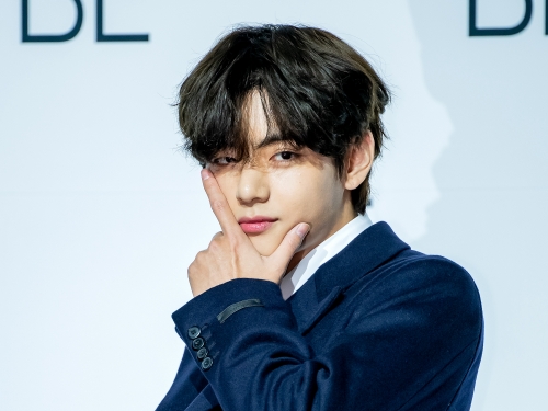 「メイクさんそこ代わって！」BTS・Vの“舞台裏SHOT”に反響。メイク途中でも完璧なビジュアル【画像】