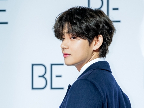 BTS・Vの“深夜投稿”が話題！コート姿に反響の声続々「映画のワンシーンみたい」【PHOTO】