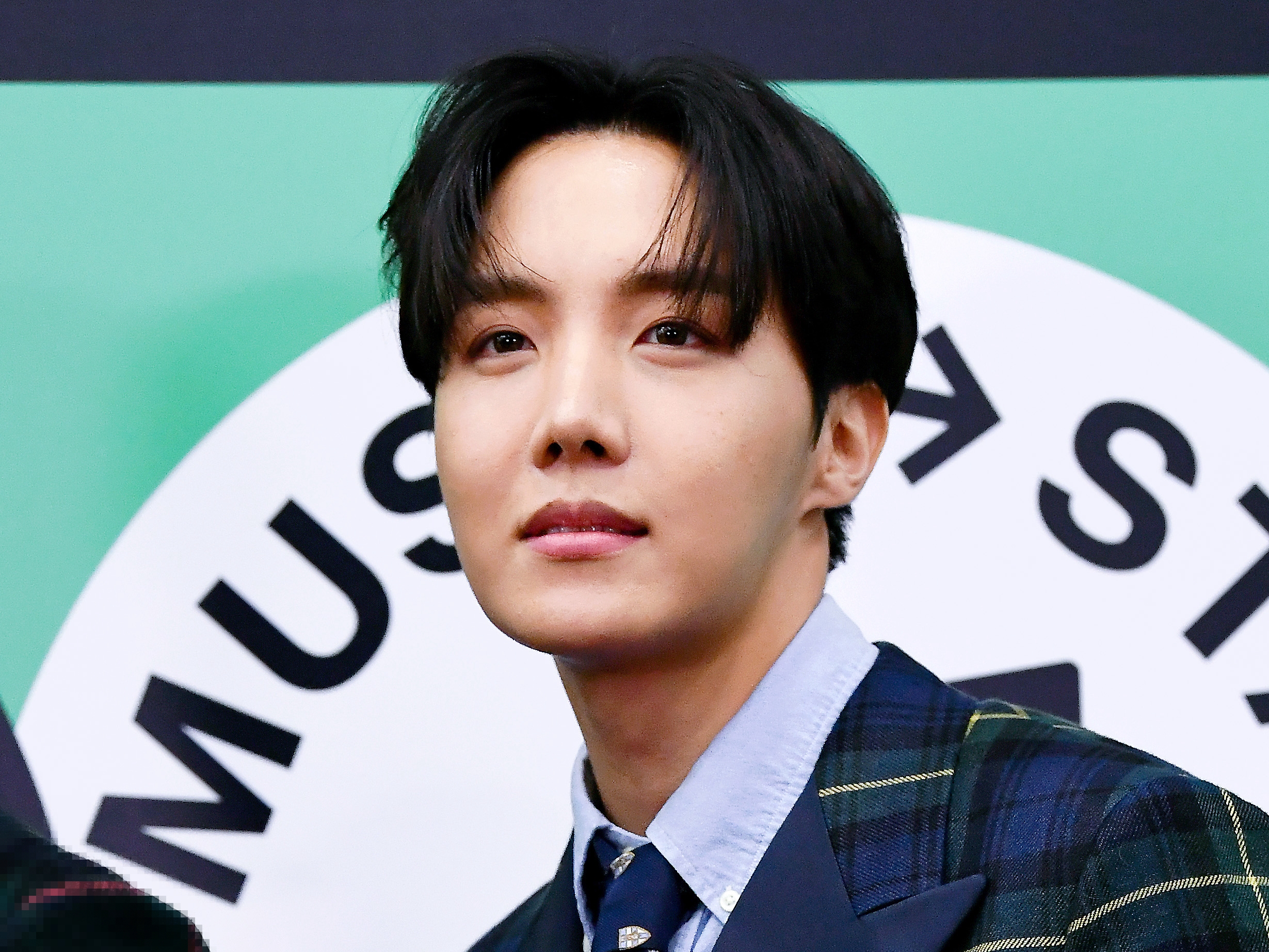 【写真】BTS・J-HOPEと“密着ツーショット”を撮る謎の美女の正体とは？「お似合いすぎる！」