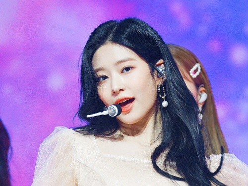 「TWICEツウィ以来の衝撃」IZ*ONE出身キム・ミンジュ、韓服姿から放たれる威厳と温かさにうっとり