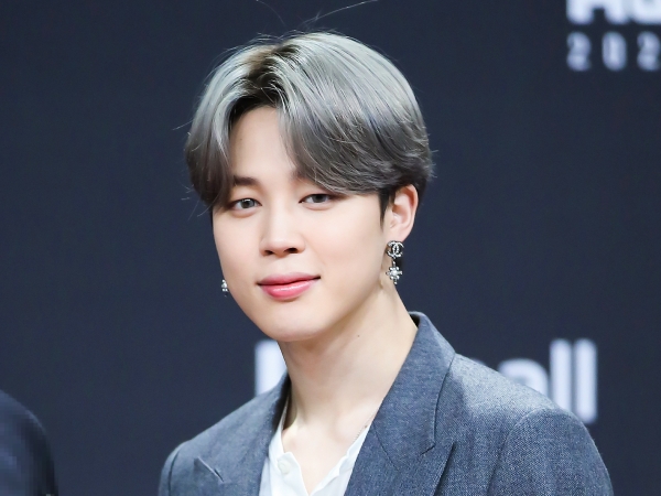 【写真】「これはにやける」BTS・JIMIN、“穴あきニット”からのぞく透明肌…SUGAとツーショットも