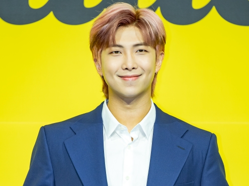 BTS・RMが女性アーティストとコラボ！背中をぴったり合わせたティーザー映像も公開