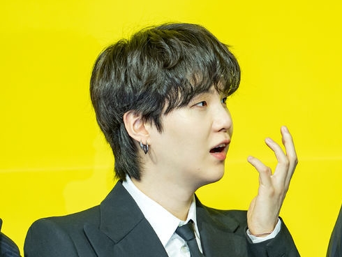 BTS・SUGA が絶叫した後に絶望!? “レコーディング裏側SHOT”に RMも反応「自然体で面白い」【PHOTO】