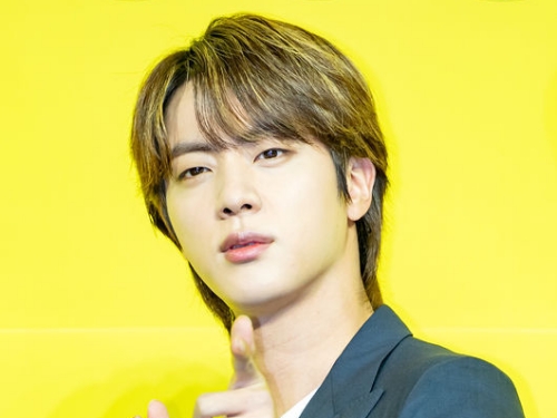 BTS・JIN、“ベッドシーンの帝王”と称される憧れ俳優の作品試写に登場！イ・サンヨプとピース【PHOTO】