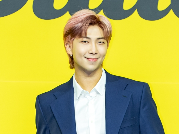 【写真】BTS・RM、幼少期のレア写真が話題に！“父親とのツーショット”にほっこり「全然変わらない（笑）」