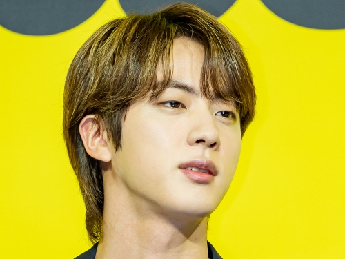 BTS・JIN、ダークな表情で見せた“オトナの色気”「薄暗い場所でもワールドワイドハンサム」【PHOTO】