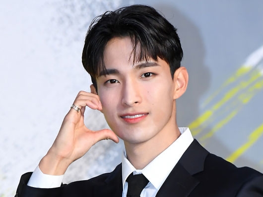 SEVENTEENドギョム、シャワーガウン姿を披露。“日本語投稿”でファンのハートを鷲掴み【PHOTO】