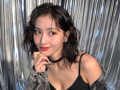 【写真】TWICEモモ、“胸元チラリ”な大胆キャミドレス姿に「色気にクラクラ」「憧れる体型」