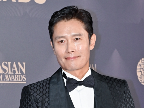 新型コロナ感染した俳優イ・ビョンホン、「もう大丈夫です」と笑顔見せる【PHOTO】