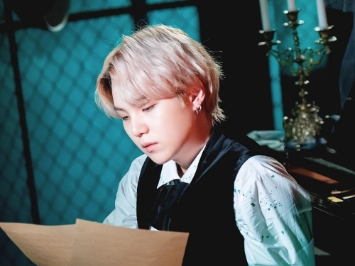 「ハマり役すぎ」BTS・SUGAが“天才ピアニスト”に変身…待望の最新ビジュアルでファン悩殺【PHOTO】