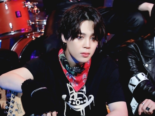 「ずっとジミンに恋してる」BTS・JIMIN、“パンク風衣装”でファンを魅了【PHOTO】