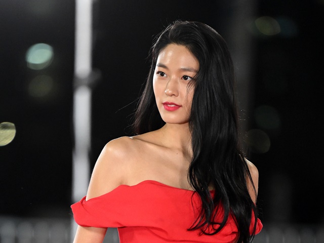 AOAソリョン、ショート丈Tから“美くびれチラリ”…「完璧すぎる」「清涼感スゴイ」と反響続々【PHOTO】