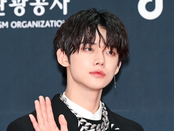 TXT・ヨンジュン、衝撃の“全身赤スーツ”に大反響「色香だだもれ」「こんな似合うことある？」【PHOTO】