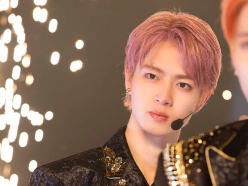 「黒と白、どっちのが好き？」 INI佐野雄大、“対照的なルックス”と溢れる魅力を披露！【PHOTO】