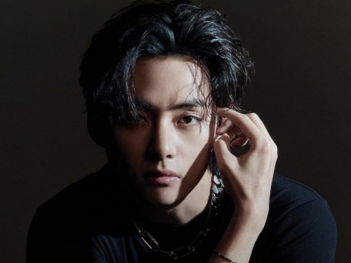 「意外すぎ！」BTS・Vの“引き締まったカラダ”にドキッ！未公開レアSHOTにファン驚愕【PHOTO】