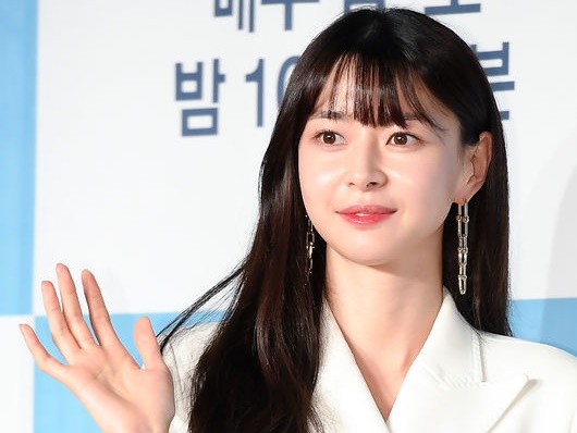 『六本木クラス』で新木優子が演じる役の“本家”！美人女優クォン・ナラ、髪を持ち上げる姿が色っぽい【PHOTO】