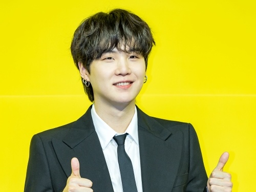 BTS・SUGA、“ピアノのかっこいい弾き方”を伝授！お茶目な姿に「そういうところ愛おしい」【PHOTO】