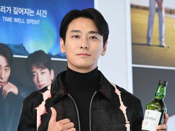 俳優チュ・ジフン、シャツ姿に片耳ピアス…色香漂う眼差しにキュン「神ご本人降臨」 【PHOTO】