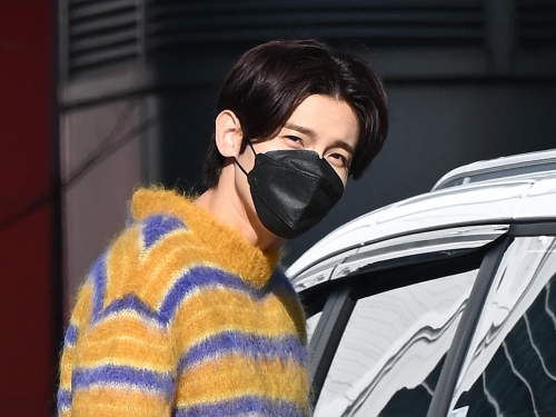 東方神起チャンミン、マスクでも隠せない“ハンサムフェイス”。手を振りながら放送局へ【PHOTO】