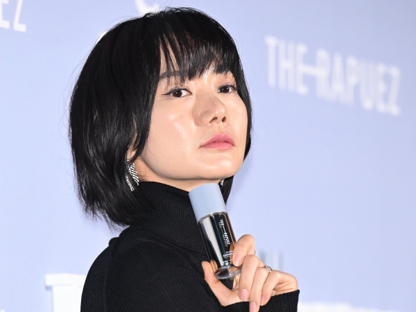 ぺ・ドゥナ、大女優とは思えない食べっぷりに反響！“お茶目顔”で麺をすする姿に「本当に魅力的」【PHOTO】