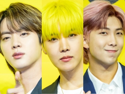 BTSのJIN、J-HOPE、RMが2022年のあいさつ伝える。JINと“ゲームキャラ”とのツーショットも【PHOTO】
