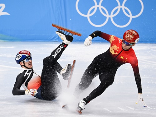 北京五輪で中国選手のブレードが左手に…韓国ショートトラック選手がレース中に負傷「11針縫った」