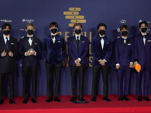 NCT 127、タキシード姿でレッドカーペットに登場！「ソウル歌謡大賞」で 見せた“王者の貫禄”【動画】
