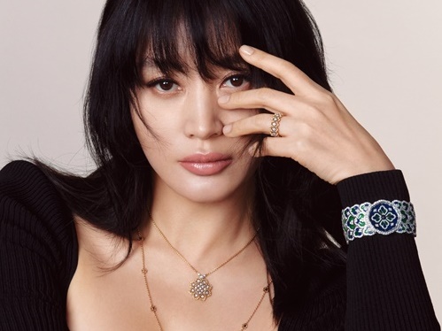 本当に50代? 童顔ビジュが話題の韓国女優キム・ヘス、優雅なグラビア公開【PHOTO】