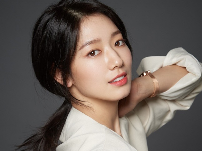 「出産して美貌更新」『美男ですね』女優パク・シネ、ママに見えない“童顔美貌”を披露【PHOTO】