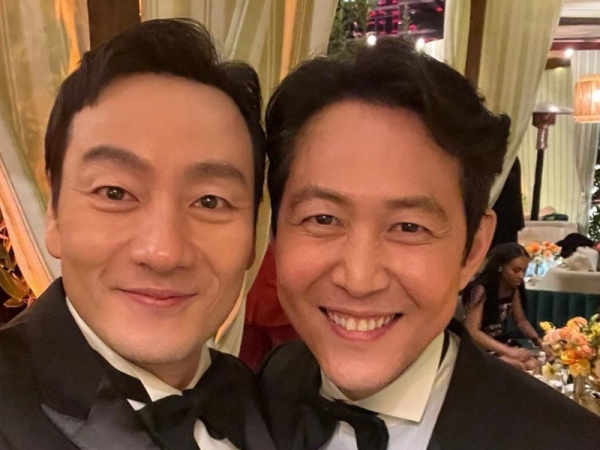 『イカゲーム』イ・ジョンジェ×パク・ヘス、 豪華主演俳優の“にっこりツーショット”【PHOTO】