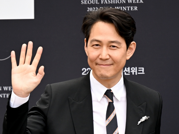 『イカゲーム2』にイ・ジョンジェも大喜び？LAでの“お茶目ショット”に注目「ギフンおかえり！」【PHOTO】