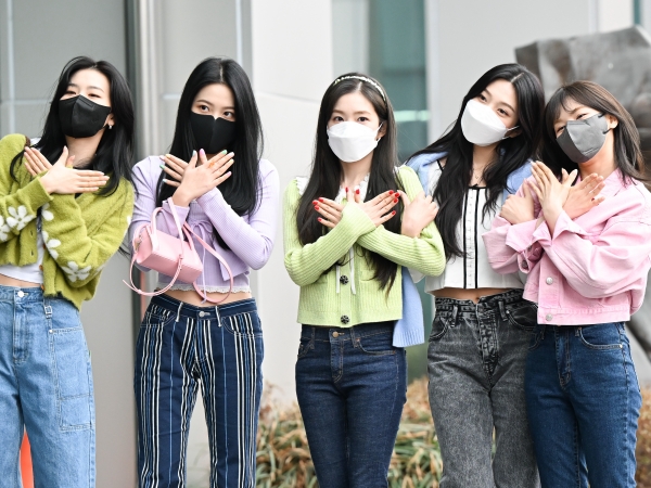 2年ぶりのカムバ！Red Velvet、キュートな“春コーデ”で放送局へ【PHOTO】