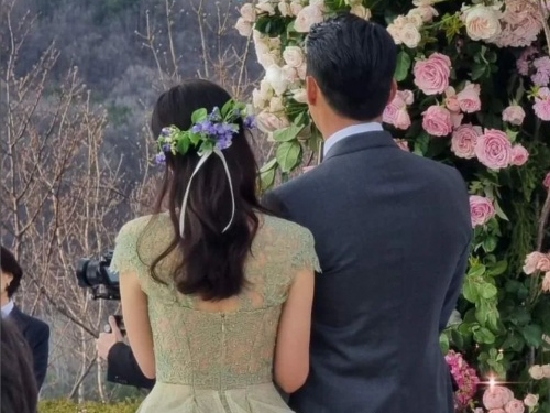 『愛の不時着』ヒョンビン＆ソン・イェジンの披露宴写真公開、花嫁はまるで“ディズニープリンセス”！