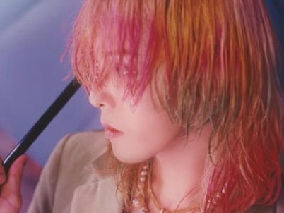 “Vサイン”で明るい表情のBIGBANG・G-DRAGONが話題…女性インフルエンサーの要請を快諾