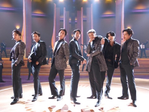 BTSがグラミー賞で披露した『Butter』ステージ、海外で絶賛の嵐！「自信とカリスマで燃えていた」