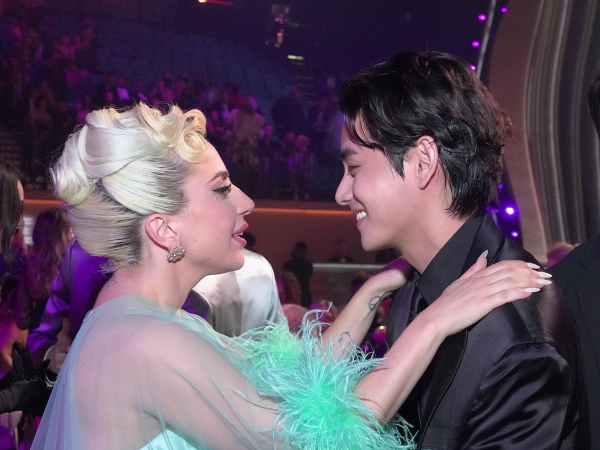 レディー・ガガ、BTSのVにキス… グラミーでの“豪華オフショット”が話題に「何て素敵なの」【PHOTO】