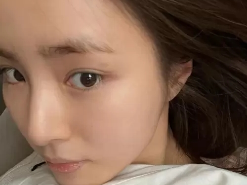 「綺麗すぎて言葉出ない」シン・セギョン、布団にくるまり披露した“寝起きすっぴん”に驚きの声【PHOTO】