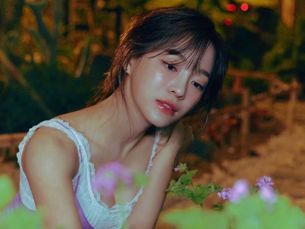 【写真】“濃厚キス”シーンが反響呼んだ『社内お見合い』キム・セジョン、元気キャラ封印の“艶っぽ姿”