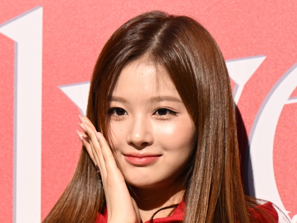 「まるでTWICEサナ＋ツウィ」と話題になったNMIXXソリュン、遠近感がバグる“小顔SHOT”【PHOTO】