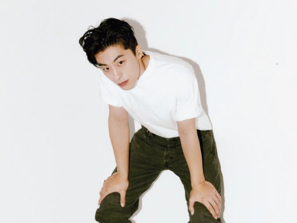 『D.P.』で大ブレイクの俳優ク・ギョファン、普段見せない“白T×ロングブーツ姿”でワイルドに魅せる！【PHOTO】