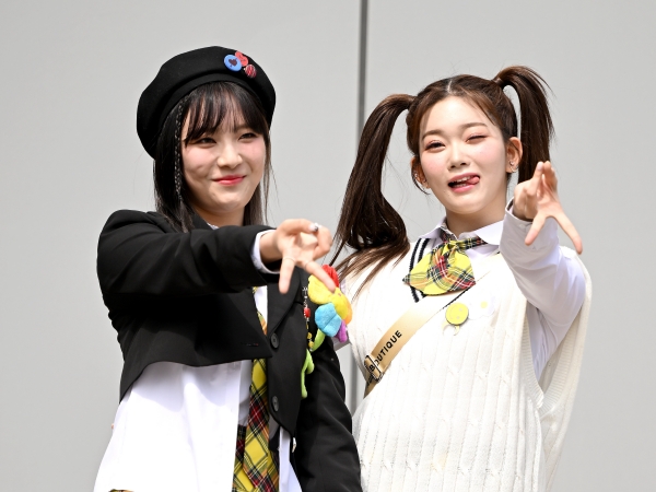 Billlie“話題の日本人”ツキ＆“ASTROメンバーの妹”ムンスア、制服姿でギャルピース披露【PHOTO】