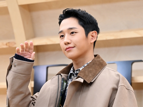 人気俳優チョン・ヘイン、爽やかさの中に“男の色香” 上から目線ショットに歓喜「ドキドキする」【PHOTO】