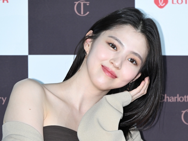 「1秒で恋に落ちる」女優ハン・ソヒ、床に寝そべって果敢なポーズ！シースルー衣装で魅了【PHOTO】